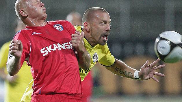 Aleš Besta 1.FC Brno versus Tomáš Řepka AC Sparta Praha.