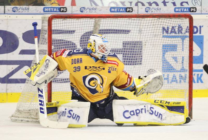 Extraligoví hokejisté PSG Berani Zlín (ve žlutém) v dohrávce 47. kola hostili brněnskou Kometu.