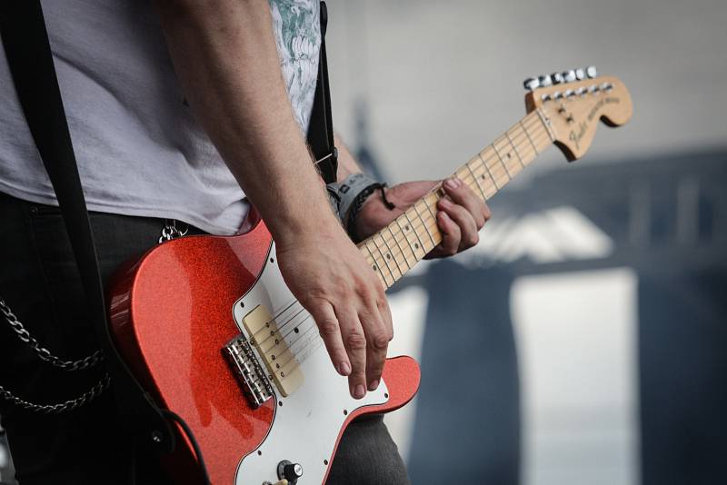 Festival Hrady přilákal v sobotu k hradu Veveří davy. Lidé si poslechli i Ewu Farnou a kapelu Vypsaná fiXa. 