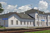 Výpravní budova ve stanici Sokolnice-Telnice se dočká opravy. S pracemi mají dělníci začít v létě.