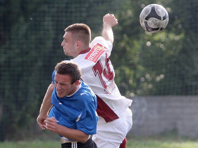 Sparta Brno (v bílém) ve svém závěrečném souboji krajského přeboru slavila jasné vítězství 2:0 nad posledním Podivínem. 