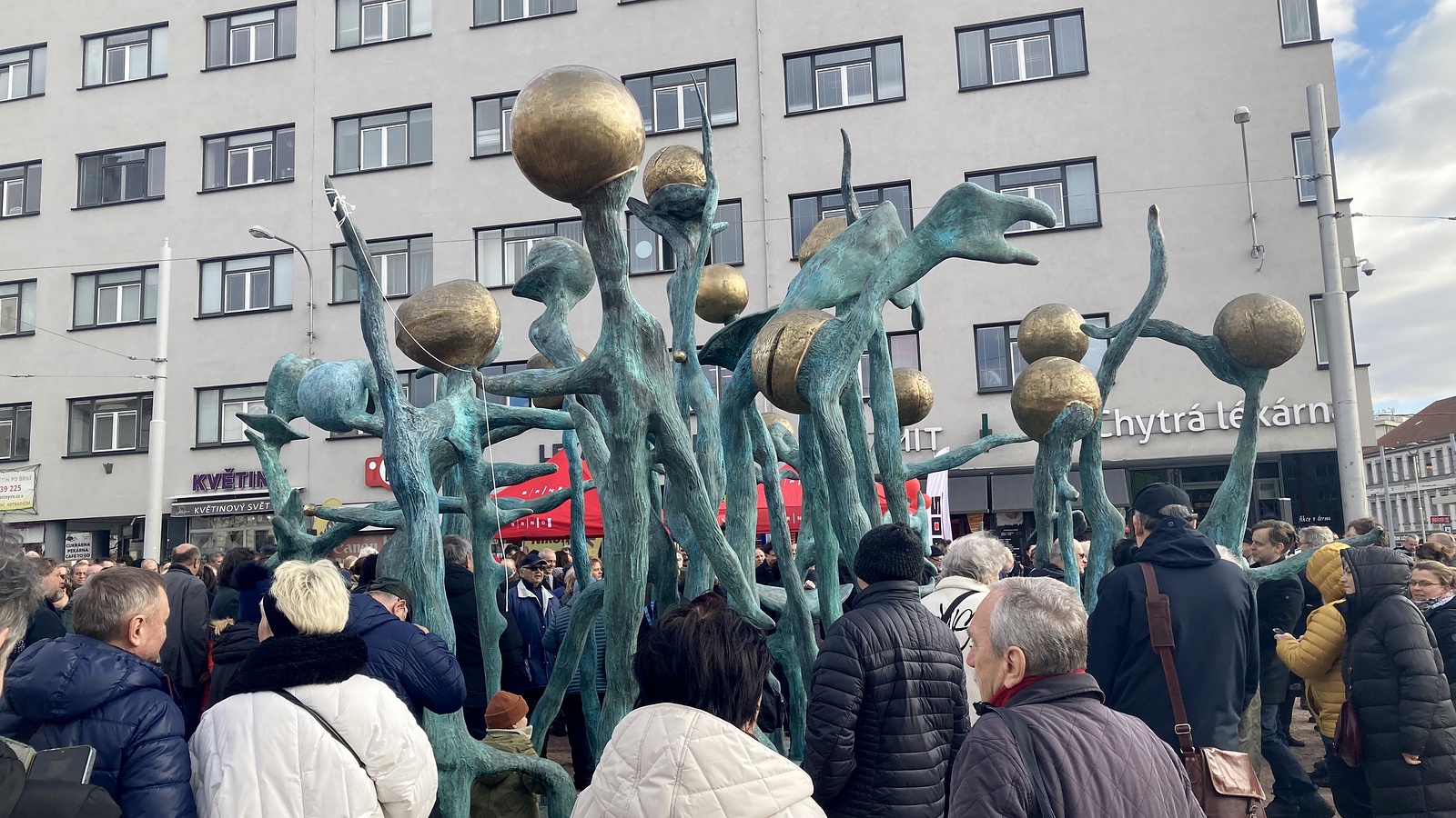 VIDEO: Mendlovo náměstí v Brně je v novém, kritizované zábradlí dostane  průchody - Brněnský deník
