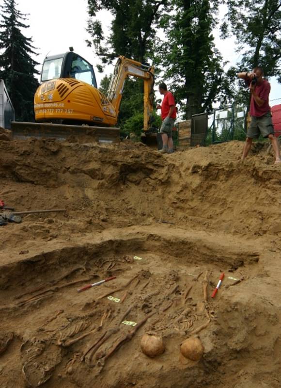 Hroby pruských vojáků, kteří na nemoc zemřeli, odkryli archeologové v Trtílkově ulici v Brně.