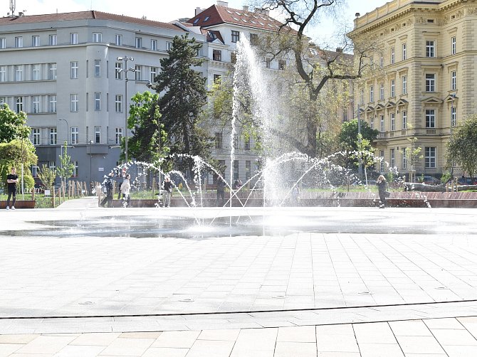 Fontána na Moravském náměstí uprostřed takzvaného brněnského moře už funguje naplno.