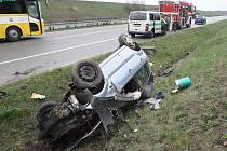 V nemocnici skončila osmašedesátiletá řidička, která se v pátek po druhé hodině odpoledne vybourala na rychlostní silnici R52 u Pohořelic na Brněnsku. Auto převrátila na střechu.