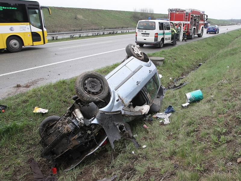 V nemocnici skončila osmašedesátiletá řidička, která se v pátek po druhé hodině odpoledne vybourala na rychlostní silnici R52 u Pohořelic na Brněnsku. Auto převrátila na střechu.
