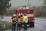 U nehody mezi Bystrcí a Žebětínem v Brně zasahovali hasiči i policisté.