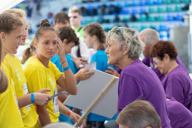 Mladí sportovci v Brně oblékli trička barev olympijských kruhů a soutěžili v desátém republikovém finále Odznaku všestrannosti.