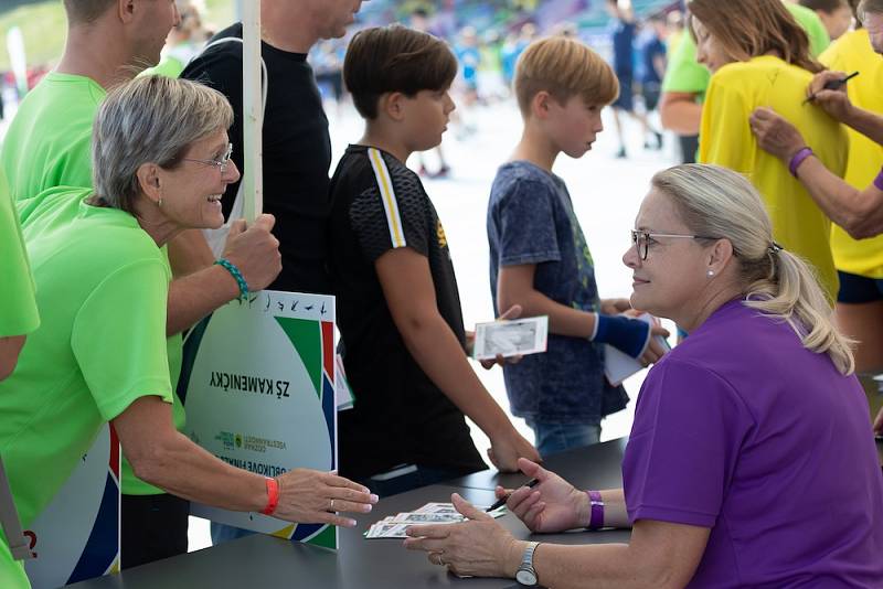 Mladí sportovci v Brně oblékli trička barev olympijských kruhů a soutěžili v desátém republikovém finále Odznaku všestrannosti.