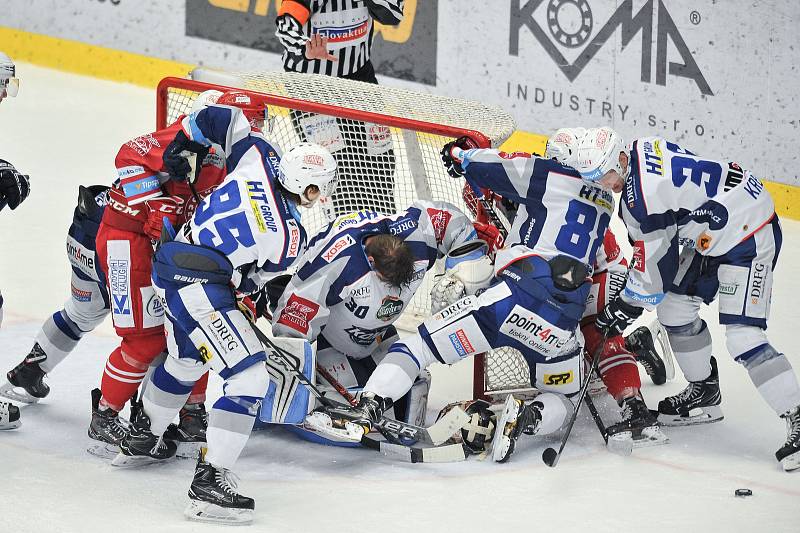 Utkání 40. kola hokejové extraligy: HC Oceláři Třinec vs. HC Kometa Brno, 14. ledna 2018 v Třinci. Zmatek před bránou Langhamer Marek.