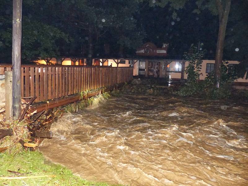 Hlášení o protržené hrázi či vytopená školní jídelna. Středeční bouřky zaměstnaly jihomoravské hasiče, kteří kvůli přívalovému dešti vyjeli k více než dvaceti událostem. Plné ruce práce měli hlavně na Tišnovsku a Vyškovsku.