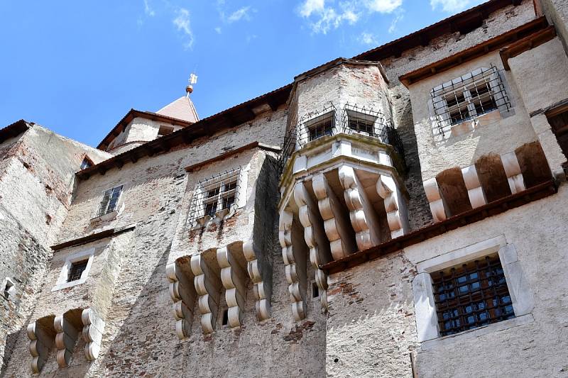 Ohlušující střelba z děl, rytířský turnaj o ruku princezny nebo cestování parním vlakem. Za historickou atmosférou prvních dnů sedmnáctého ročníku slavností Pernštejnského panství dorazily ve středu do Nedvědice na Brněnsku tisíce lidí.