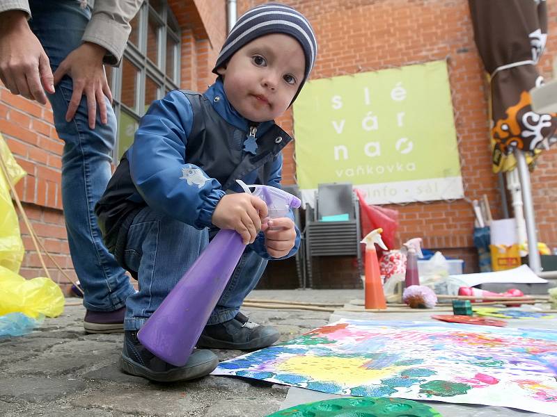 Na festivalu lidé shlédli divadla, žonglování, vystoupení kapel ale i kreativní workshopy.