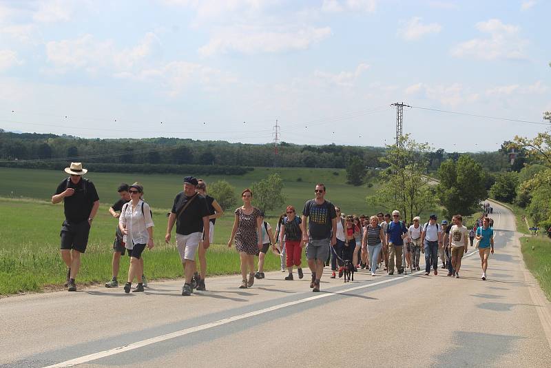 V sobotu ráno vyrazili lidé opět z Pohořelic na Pouť smíření. Připomněli si tak válečný odsun němců z Brna.