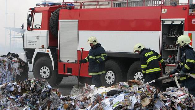 Požár návěsu kamionu zablokoval rychlostní komunikaci R 52 ve směru do Mikulova. 