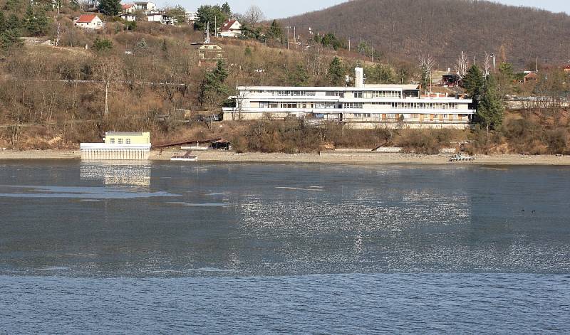 Hladina Brněnské přehrady je na některých místech stále pokrytá ledem. Dopravní podnik proto raději posunul zahájení plavební sezony.