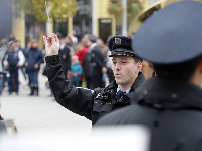 Nové kolegy ve svých řadách slavnostně uvítali jihomoravští policisté. V pátek po poledni složilo na náměstí Svobody v Brně před hosty i svými rodinami služební slib jedenapadesát nových členů.