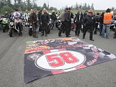 Motorkáři uctili na brněnském okruhu památku italského motocyklového jezdce Marca Simoncelliho. Nechyběli Karel Abraham, Karel Hanika ani legendy Kamil Holán a Peter Baláž.