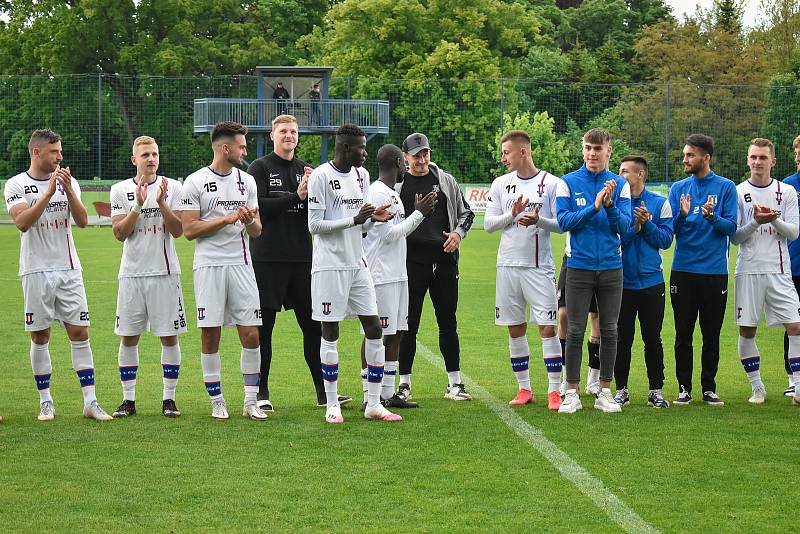 Líšeňští fotbalisté dostali po posledním utkání s Třincem pohár pro stříbrný celek druhé ligy. Jaké zápasy je k takovému úspěchu dovedly?