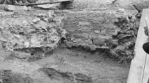 Relikt prkna podlahy apsidy rotundy krátce po objevu v roce 1979.