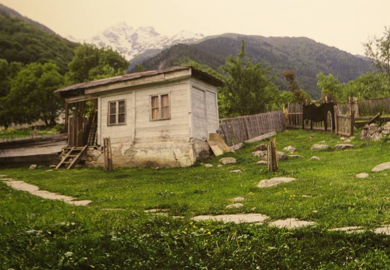 Život v gruzínské provincii Svanetie přiblížuje nyní lidem výstava snímků španělské fotografky Rosy Vroom v Klubu cestovatelů v Brně. Obyvatelům historické části hrozí vysídlení kvůli výstavbě elektráren. 