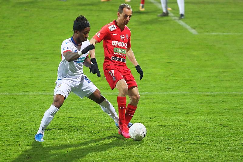 Fotbalisté Zbrojovky (v červeném) doma podlehli Plzni 0:1.