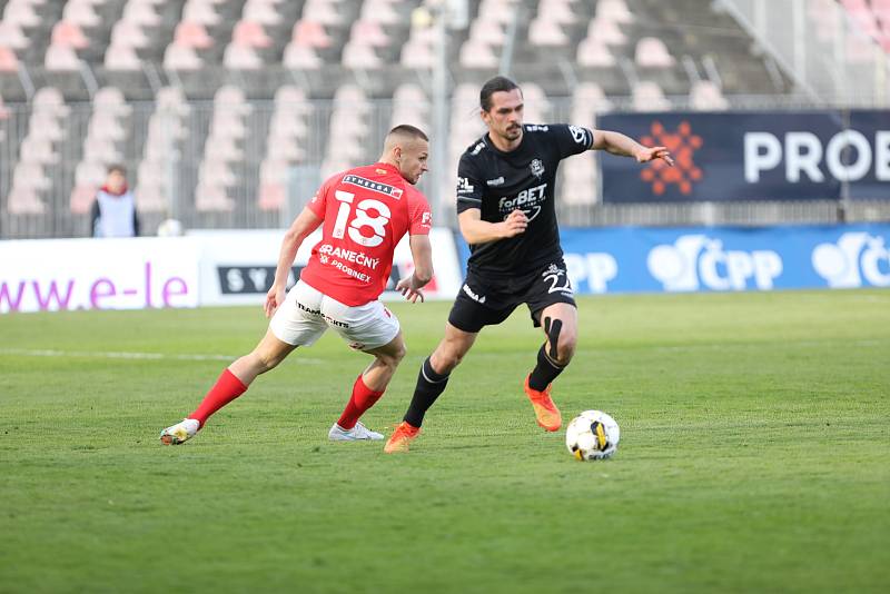 Fotbalisté Zbrojovky (v červeném) podlehli Jablonci 1:2.