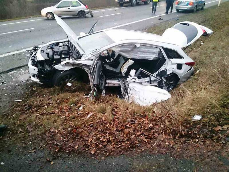 Nehoda čtyř osobních aut zastavila ve čtvrtek odpoledne dopravu na frekventované silnici 43 z Brna na Svitavy. Auta se srazila na křižovatce, ze které se odbočuje do Kuřimi. Po nehodě skončilo šest lidí v nemocnici.