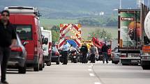 Před desátou hodinou se ve směru na Vyškov u Bedřichovic na Brněnsku srazila tři nákladní auta.