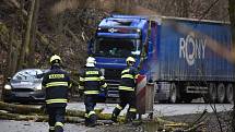 Ve čtvrtek před devátou hodinou ráno zatarasily silnici v Josefovském údolí nedaleko Adamova na Blanensku po silném větru vyvrácené stromy. Průjezd uvolnila jednotka adamovských dobrovolných hasičů.