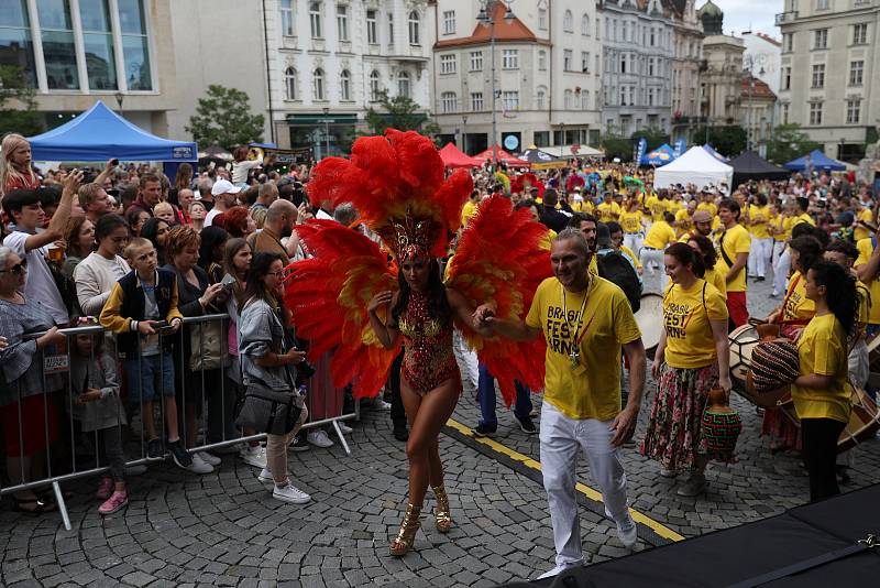 Exotické krásky v kostýmech, jaké známe z karnevalů v Riu protančily centrem Brna.