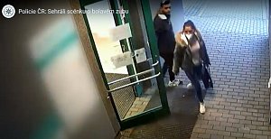 Policisté v Brně hledají dvojici podezřelou z krádeže v zubařském areálu.