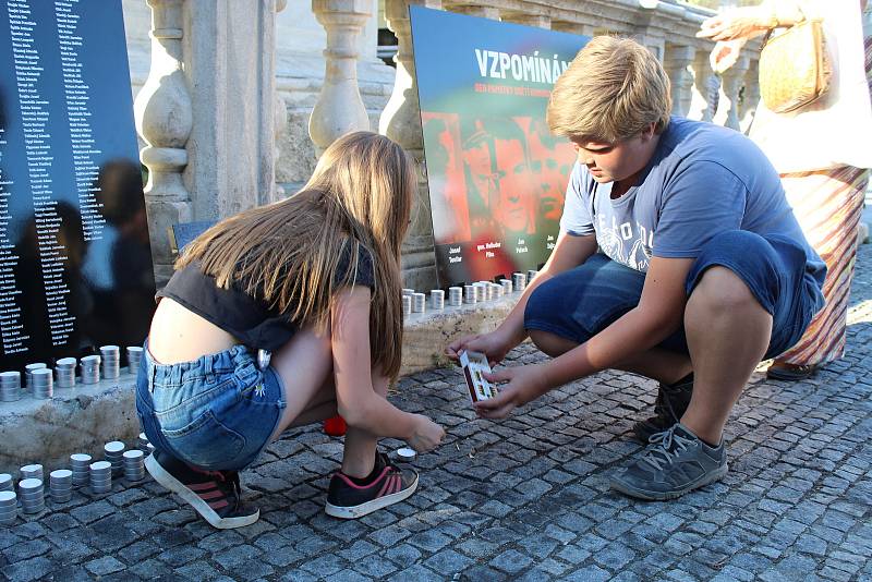 Stovky lidí přišly ve čtvrtek v podvečer na brněnské náměstí Svobody uctít oběti komunismu.