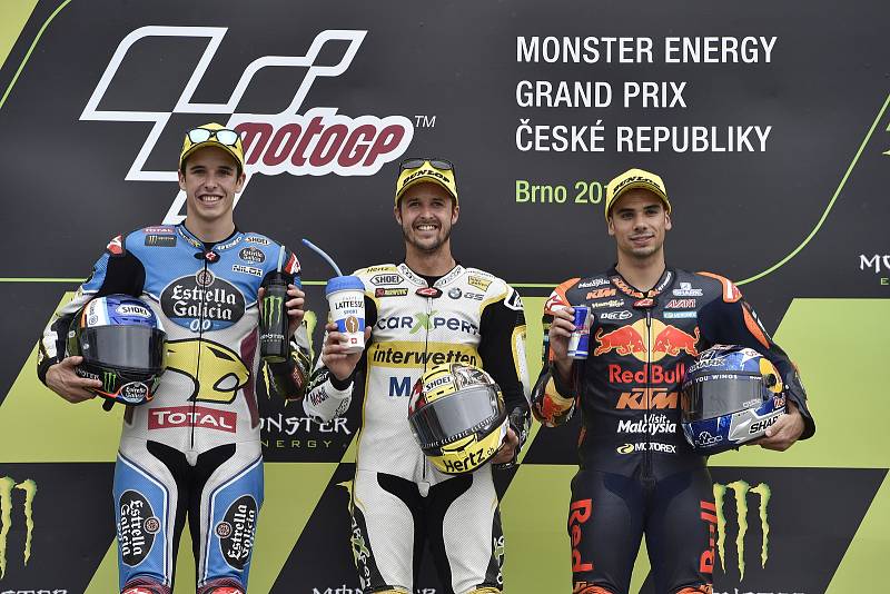 Monster Energy Grand Prix České republiky 2017, stupně vítězů Moto 2, zleva Alex Márquez, Thomas Luthi a Miguel Oliveira.