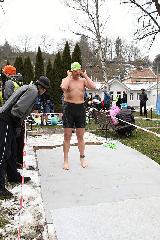 Desítky otužilých nadšenců se účastnily kryathlonu na Olympijském festivalu v Brně.