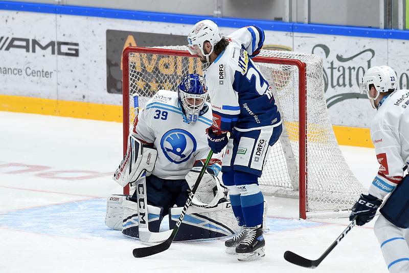 Brno 10.1.2021 - domácí HC Kometa Brno v modrém (Martin Zaťovič) proti HC Plzeň v bílém (Dominik Pavlát)