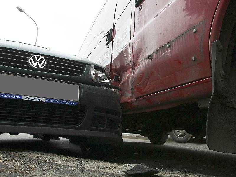 Potlučeným předkem osobního auta, prasklou pneumatikou a promáčklým bokem dodávky skončila v pátek odpoledne nehoda v Bráfově ulici v brněnských Žabovřeskách.