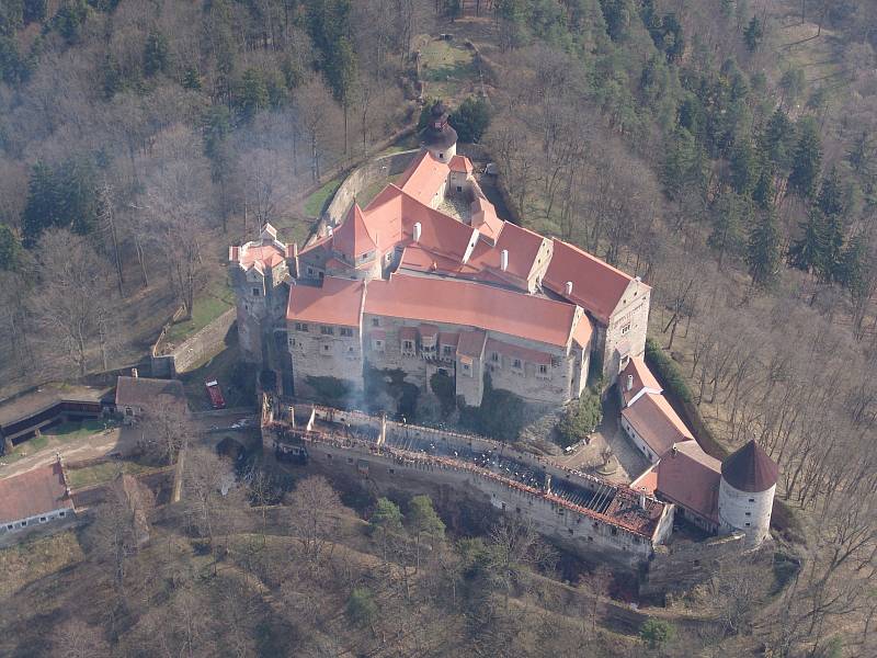 Pernštejn zachvátily přesně před deseti lety plameny. Paradoxně díky požáru se podařilo hrad kompletně opravit a podle památkářů je nyní krásný jako před pěti sty lety.