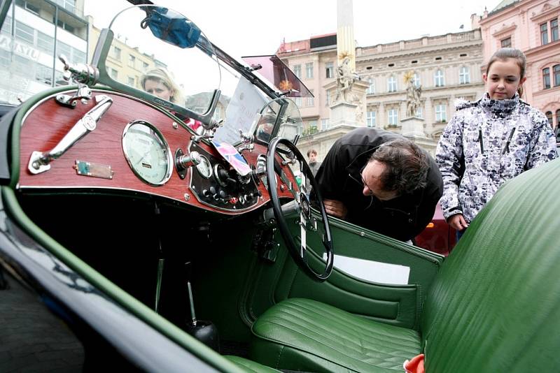 Historická auta na náměstí Svobody.