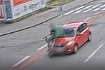 A courier on an electric scooter in Brno in Nové sady did not give priority to the oncoming vehicle and caused an accident.