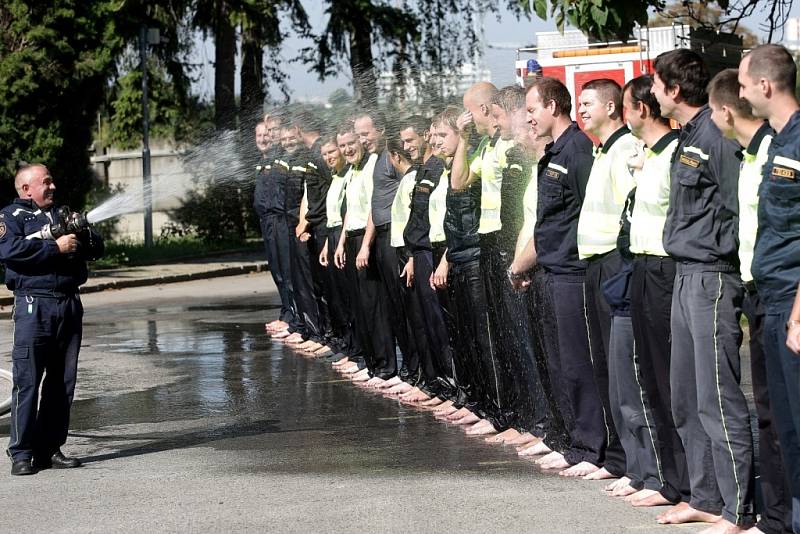 Populární kyblíkovou výzvu pojali jihomoravští hasiči a brněnští strážníci po svém. Nechali se polít hadicí.