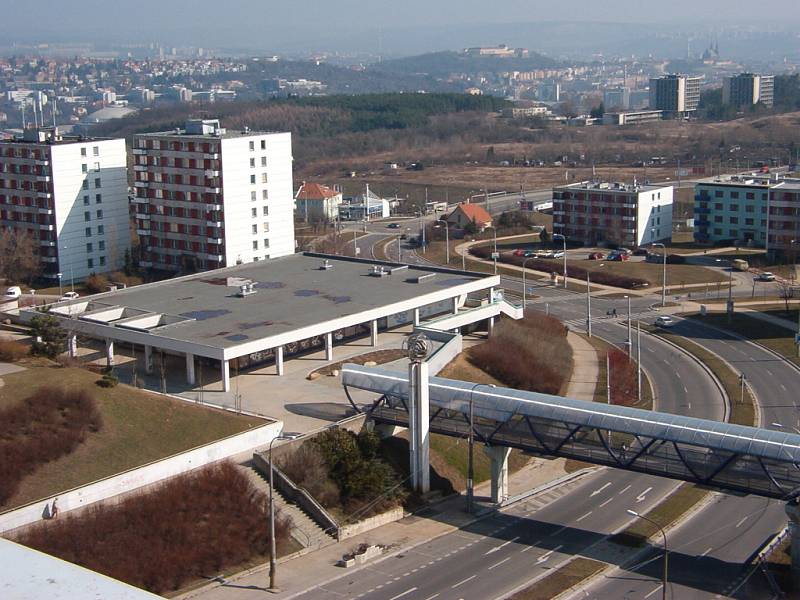 Zchátralou budovu bývalého obchodního centra nahradí víceúčelová stavba.