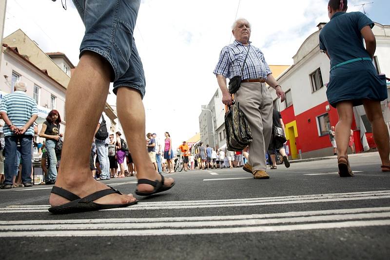  Otevření Minské a Horovy ulice v pátek odpoledne a v podvečer oslavovali lidé z okolí. Ještě než v pondělí opanují ulici auta a tramvaje, patřila čerstvě opravená dopravní tepna na odpoledne pouze pěším.