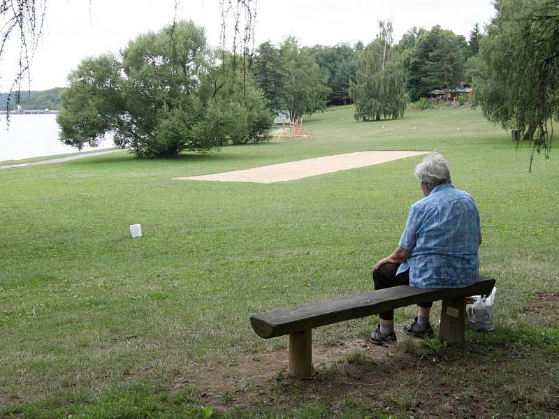 PRÁZDNO JAKO NA PODZIM. Podle některých za nezájem lidí o Brněnskou přehradu může špinavá voda. Jiní tvrdí, že je to důsledek doznívající ekonomické krize.