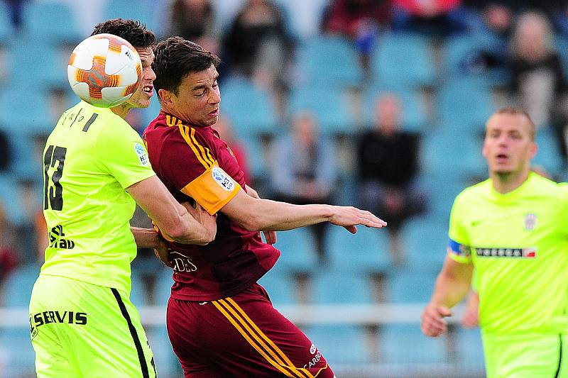 Fotbalové utkání HET ligy mezi celky FK Dukla Praha a FC Zbrojovka Brno 27. dubna v Praze. Zleva Lukáš Vraštil vs. Ondřej Kušnír.