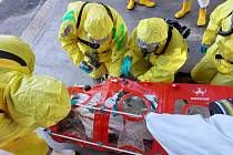 Jihomoravský biohazard tým společně se záchranáři, hasiči a hygieniky nacvičoval zásah u pacienta s podezřením na vysoce nakažlivou nemoc.