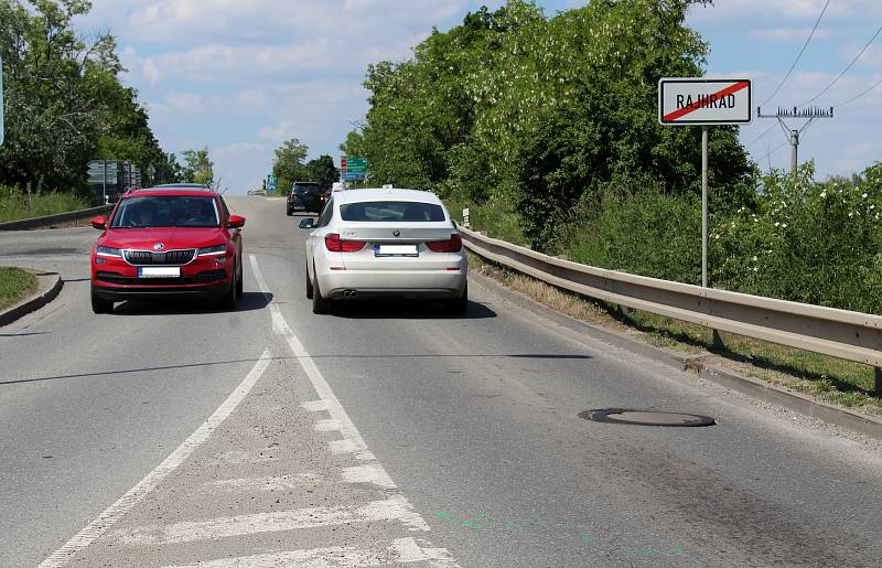 Křižovatka u benzinové stanice před Rajhradem.