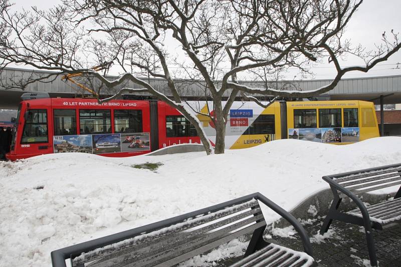 Nová tramvaj propaguje čtyřicáté výročí partnerství Brna a Lipska.