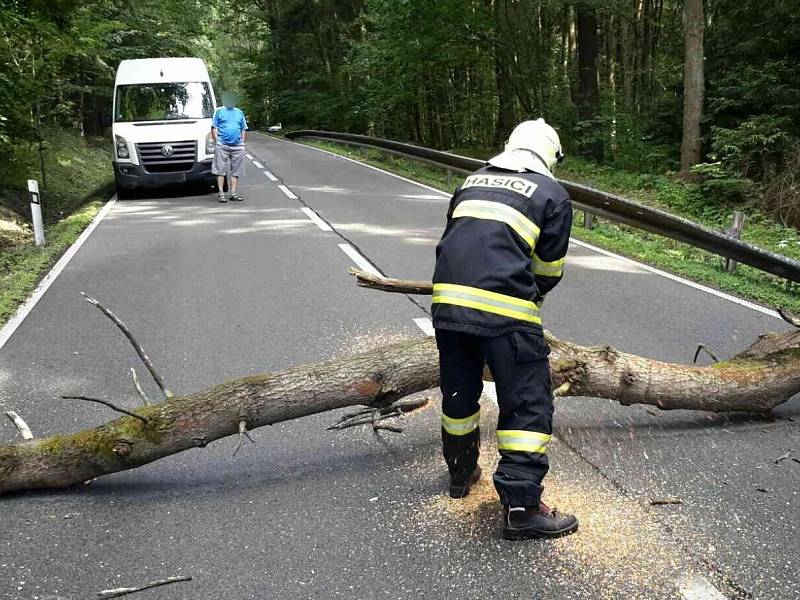 Újezd u Boskovic. Téměř dvě desítky výjezdů hasičů si vyžádaly páteční bouřky v Jihomoravském kraji.
