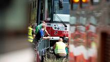 Vykolejená tramvaj u zastávky Branka v brněnské ulici Bystrcká.